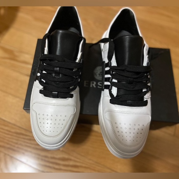 Brand new never worn Versace Medusa head sneaker - Picture 4 of 4